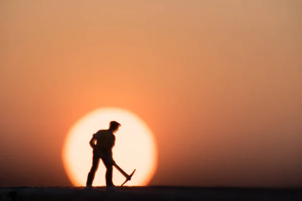 Silhouette Persone Miniera Sfondo Cielo Tramonto — Foto Stock