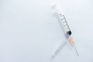 Beyaz arka plan üzerinde Hipodermik İğne (enjeksiyon iğne).