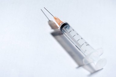 Beyaz arka plan üzerinde Hipodermik İğne (enjeksiyon iğne).