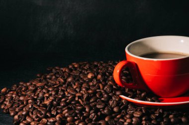 kahve kırmızı Kupası ve kahve çekirdekleri arka plan vardır.