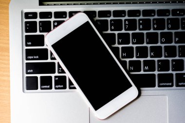 telefon ve tablet arka plan ile bir klavye bilgisayarın kapat