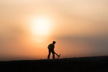 siluet insanlar gökyüzü günbatımı arka plan üzerinde madencilik.