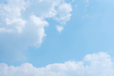 Açık mavi gökyüzü arkaplanı, arka planda bulutlar.