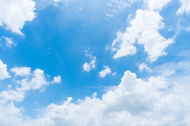 Açık mavi gökyüzü arkaplanı, arka planda bulutlar.