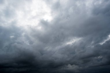 Arka planda kara fırtına bulutları, fırtına öncesi kara bulutlar..