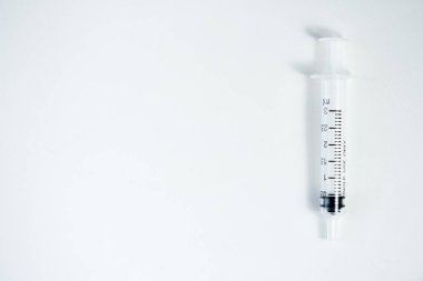 Beyaz arka plan üzerinde Hipodermik İğne (enjeksiyon iğne) 