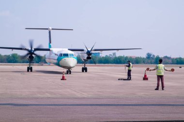 Havalimanı arka plan kapıda yaz uçuş gezisinde.