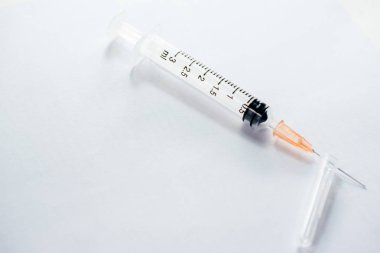 Beyaz arka plan üzerinde Hipodermik İğne (enjeksiyon iğne) 