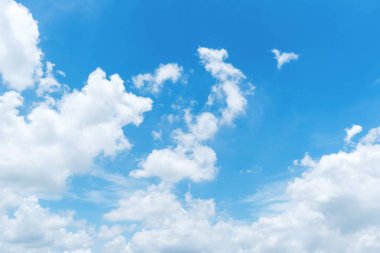 Açık mavi gökyüzü arkaplanı, arka planda bulutlar.