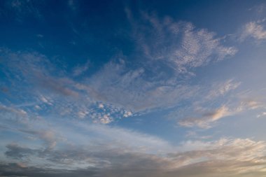 Arka planda kara fırtına bulutları, fırtına öncesi kara bulutlar..