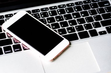 telefon ve tablet arka plan ile bir klavye bilgisayarın kapat