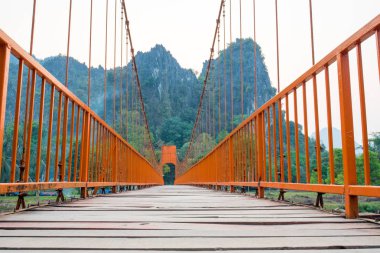 Turuncu köprü üzerinde şarkı nehir Vang Vieng, Laos dönüm noktası 