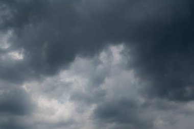 Arka planda kara fırtına bulutları, fırtına öncesi kara bulutlar..