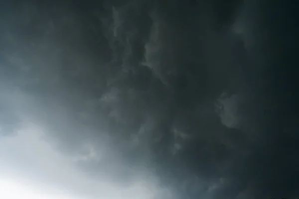 Dunkle Gewitterwolken Mit Hintergrund Dunkle Wolken Vor Einem Gewitter — Stockfoto