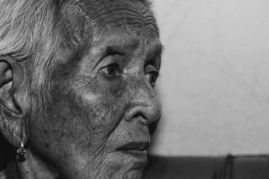 Yaşlı kadının yalnız Gaze. , aile içinde üst düzey kadın ve yaşlı kız.