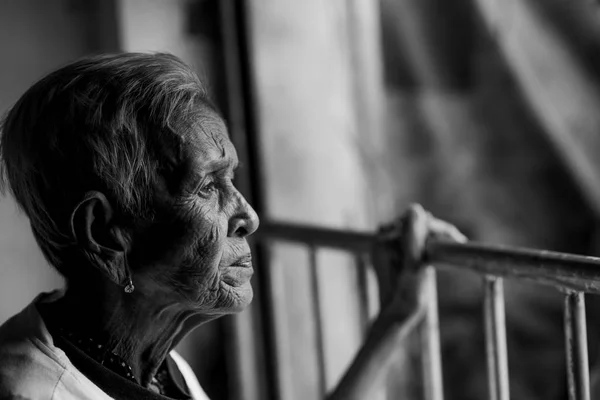 Die Alte Frau Fällt Einsam Sie Ist Seniorin Familie Und — Stockfoto