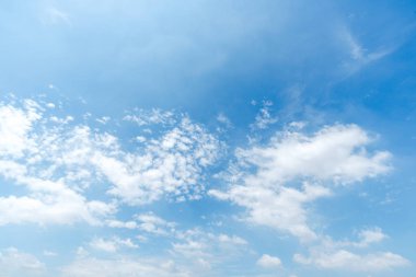 Açık mavi gökyüzü arkaplanı, arka planda bulutlar.