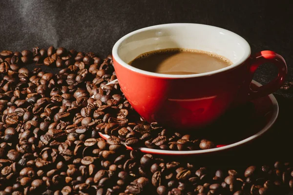 Warme Koffie Rode Kop Koffiebonen Zijn Achtergrond — Stockfoto