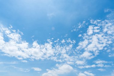 Açık mavi gökyüzü arkaplanı, arka planda bulutlar.