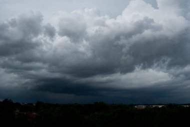 Arka planda kara fırtına bulutları, fırtına öncesi kara bulutlar..