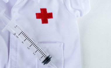 Chonburi, Tayland - Mar 05,2018: beyaz zemin üzerine kırmızı çarpı işareti holding şırınga. (enjeksiyon iğne)