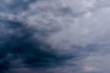 Arka planda kara fırtına bulutları, fırtına öncesi kara bulutlar..