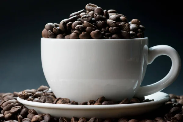 Koffie Witte Kop Koffiebonen Zijn Achtergrond — Stockfoto