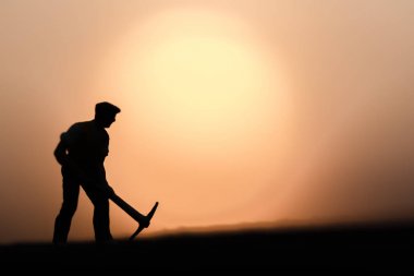 Soyut, siluet insanlar gökyüzü günbatımı arka plan üzerinde madencilik.