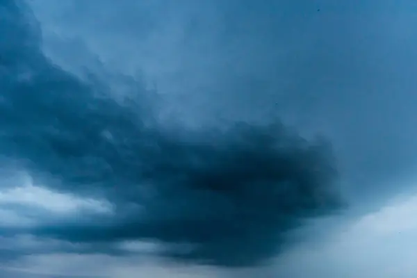 Dunkle Gewitterwolken Mit Hintergrund Dunkle Wolken Vor Einem Gewitter — Stockfoto