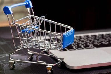 klavye bilgisayarla iletişim tablet arka plan (Online alışveriş sepeti yakın çekim)