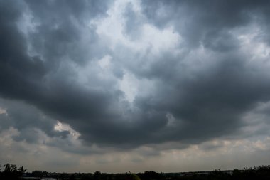Arka planda kara fırtına bulutları, fırtına öncesi kara bulutlar..