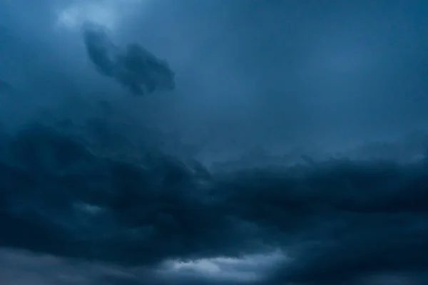 Dunkle Gewitterwolken Mit Hintergrund Dunkle Wolken Vor Einem Gewitter — Stockfoto