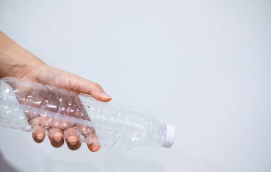 Siyah çöp torbalarındaki plastik şişeler geri dönüşüm için alınmayı bekliyor..