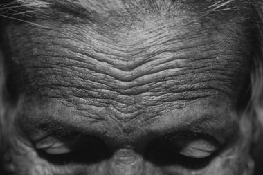 Yaşlı kadının yalnız Gaze. (demans ve Alzheimer hastalığı)