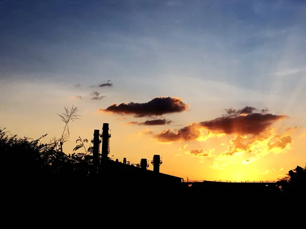 工場が空の夕日を背景に — ストック写真