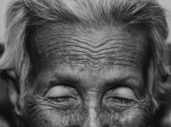 Die Alte Frau Fällt Einsam Demenz Und Alzheimer — Stockfoto