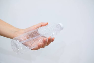 Siyah çöp torbalarındaki plastik şişeler geri dönüşüm için alınmayı bekliyor..