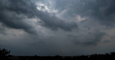 Arka planda kara fırtına bulutları, fırtına öncesi kara bulutlar..