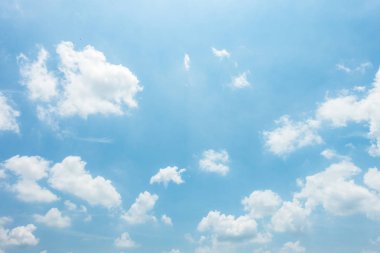 Açık mavi gökyüzü arkaplanı, arka planda bulutlar.