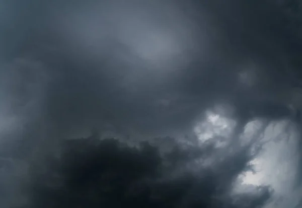 Dunkle Gewitterwolken Mit Hintergrund Dunkle Wolken Vor Einem Gewitter — Stockfoto