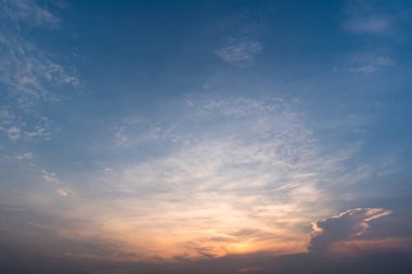 Arka planda kara fırtına bulutları, fırtına öncesi kara bulutlar..