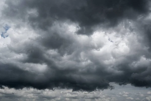 Dunkle Gewitterwolken Mit Hintergrund Dunkle Wolken Vor Einem Gewitter — Stockfoto