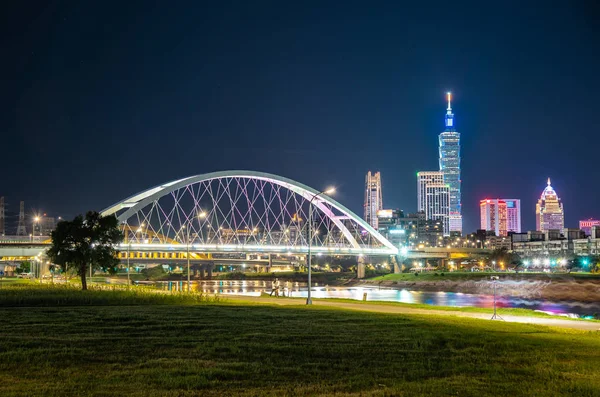 Más Hermoso Mirador Arco Iris Puente Taipei Puesta Sol Noche — Foto de Stock