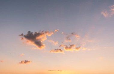 Arka planda kara fırtına bulutları, fırtına öncesi kara bulutlar..