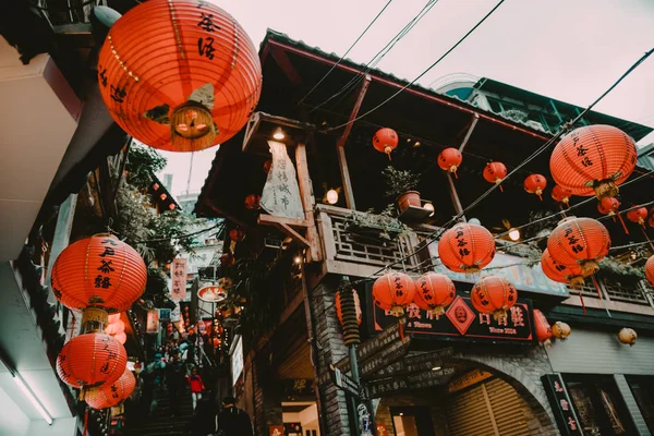 台湾台北柔芬文化村古街上的亮红色灯笼 — 图库照片