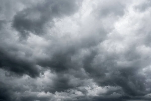 Dunkle Gewitterwolken Mit Hintergrund Dunkle Wolken Vor Einem Gewitter — Stockfoto