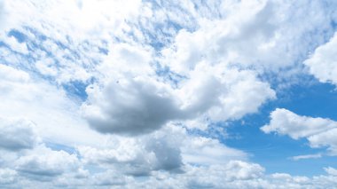 Açık mavi gökyüzü arkaplanı, arka planda bulutlar.