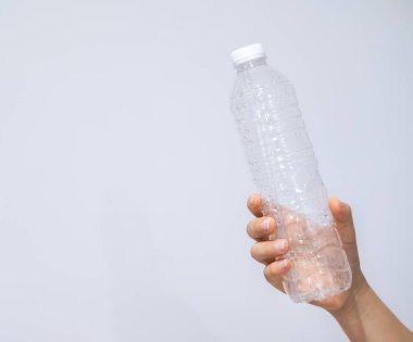 Plastik şişeler geri dönüşümü bekliyor..