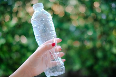 Plastik şişeler geri dönüşümü bekliyor..