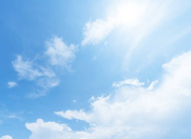 Açık mavi gökyüzü arkaplanı, arka planda bulutlar.